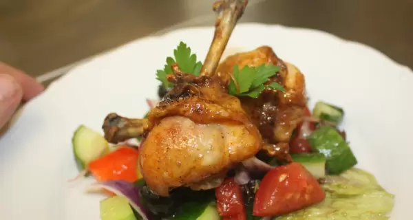El pollo al horno es una opci�n ideal para transformar varias comidas.
