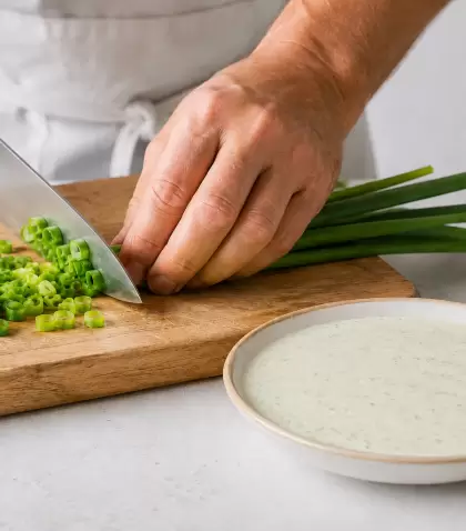 Crema con verdeo: una salsa suave y arom�tica ideal para carnes y pastas navide�as.