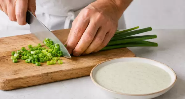 Crema con verdeo: una salsa suave y arom�tica ideal para carnes y pastas navide�as.