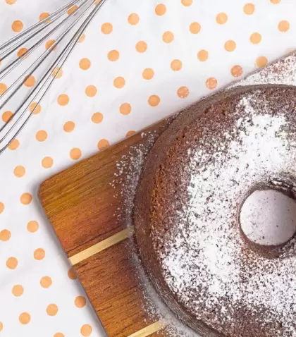 Torta marmolada con buena humedad, sabor equilibrado y una mezcla de chocolate bien integrada.