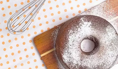 Torta marmolada con buena humedad, sabor equilibrado y una mezcla de chocolate bien integrada.