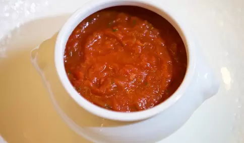 La salsa de tomate casera puede mantenerse entre 2 y 3 meses en freezer.