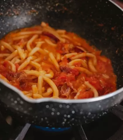 El guiso de fideos con carne es un plato completo.
