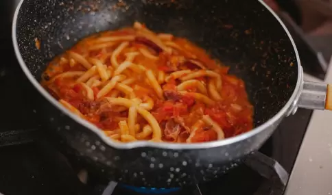 El guiso de fideos con carne es un plato completo.