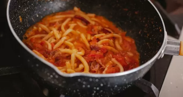 El guiso de fideos con carne es un plato completo.