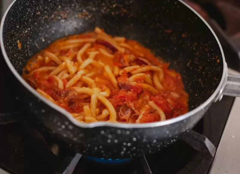 El guiso de fideos con carne es un plato completo.