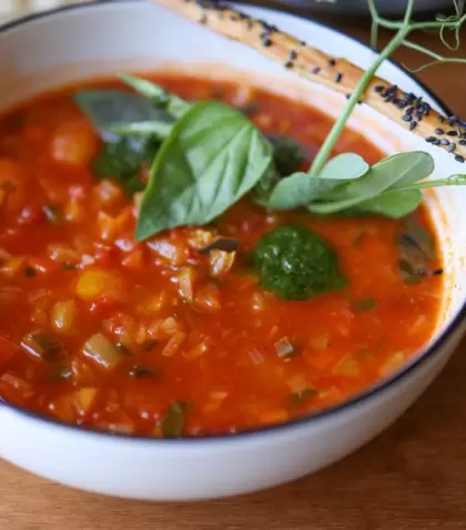 Una sopa abundante, sabrosa y cargada de verduras.