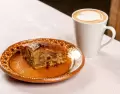 La torta galesa combina frutas hidratadas y especias suaves.
