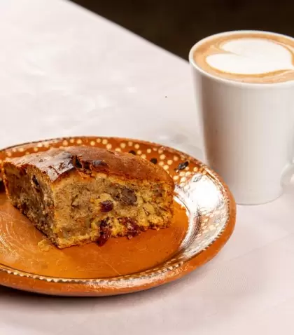 La torta galesa combina frutas hidratadas y especias suaves.