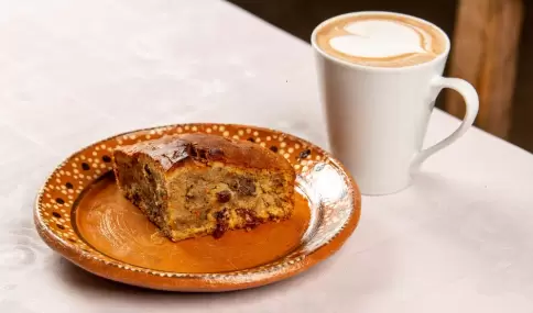 La torta galesa combina frutas hidratadas y especias suaves.
