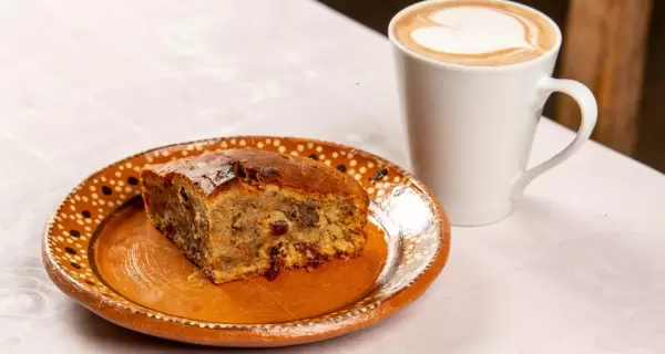 La torta galesa combina frutas hidratadas y especias suaves.