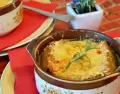 La sopa de cebolla convierte un ingrediente simple en un plato perfecto para levantar cualquier d�a fr�o.