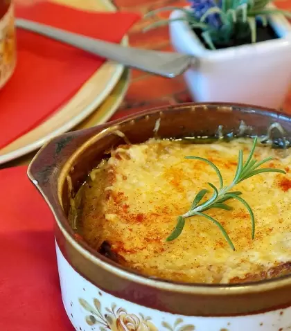 La sopa de cebolla convierte un ingrediente simple en un plato perfecto para levantar cualquier d�a fr�o.