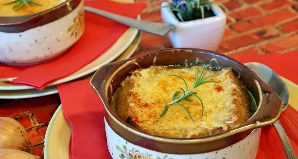 La sopa de cebolla convierte un ingrediente simple en un plato perfecto para levantar cualquier d�a fr�o.
