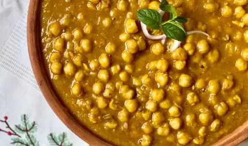Los garbanzos dejan de ser un ingrediente de relleno y se convierten en el centro del plato.