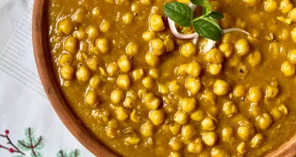 Los garbanzos dejan de ser un ingrediente de relleno y se convierten en el centro del plato.