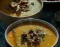 Deliciosa sopa de calabaza servida en tazones con crutones, perfecta para una acogedora comida de oto�o.