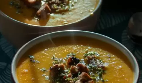 Deliciosa sopa de calabaza servida en tazones con crutones, perfecta para una acogedora comida de oto�o.