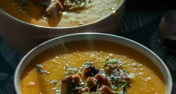 Deliciosa sopa de calabaza servida en tazones con crutones, perfecta para una acogedora comida de oto�o.