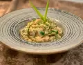 Un risotto casero, suave, con hongos bien dorados.