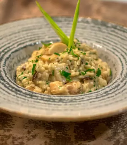 Un risotto casero, suave, con hongos bien dorados.