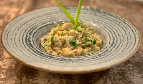Un risotto casero, suave, con hongos bien dorados.