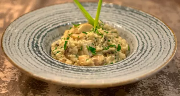 Un risotto casero, suave, con hongos bien dorados.