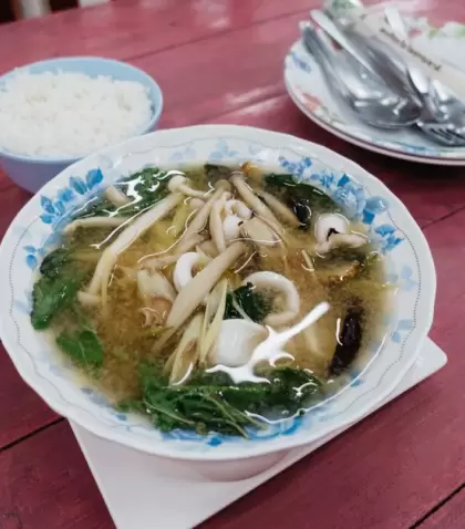 La sopa miso funciona muy bien en invierno porque es caliente, sabrosa y liviana.
