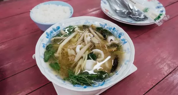 La sopa miso funciona muy bien en invierno porque es caliente, sabrosa y liviana.