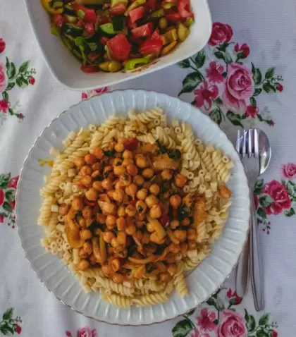 Una receta italiana con garbanzos y pasta corta.