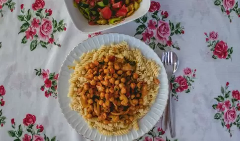 Una receta italiana con garbanzos y pasta corta.