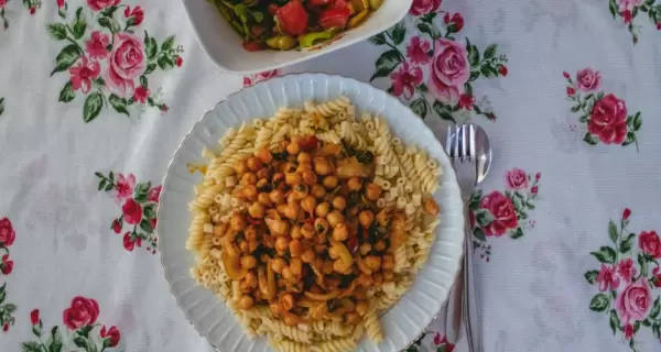Una receta italiana con garbanzos y pasta corta.