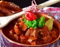 El goulash es en una olla que abriga desde la primera cucharada.