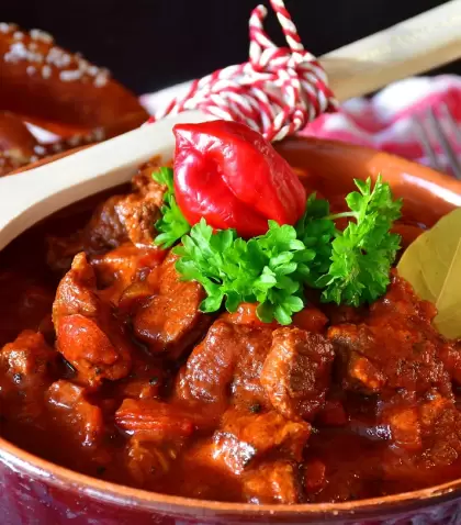 El goulash es en una olla que abriga desde la primera cucharada.