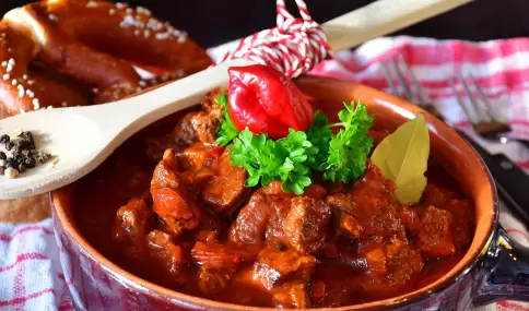 El goulash es en una olla que abriga desde la primera cucharada.
