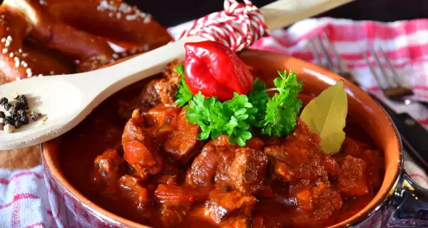 El goulash es en una olla que abriga desde la primera cucharada.