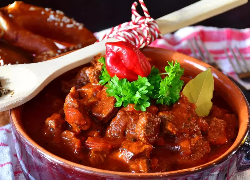 El goulash es en una olla que abriga desde la primera cucharada.