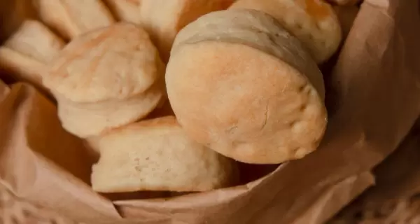 Pueden servirse solos o con queso crema, manteca, dulce, fiambre o alg�n dip salado.