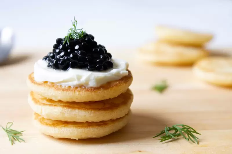 Blinis con crema ácida y caviar