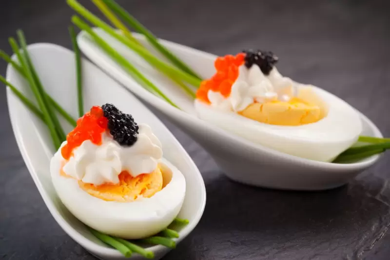 Huevos rellenos con caviar