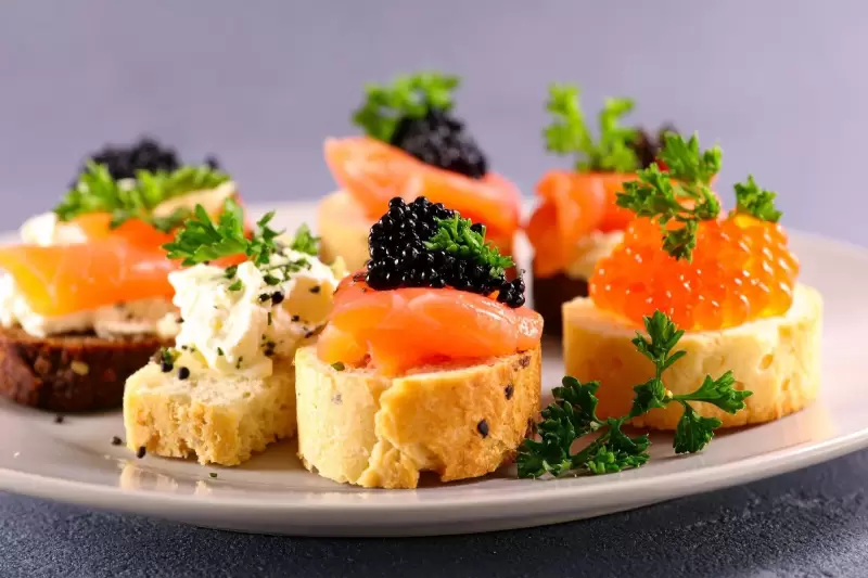 Tostadas gourmet con salmón y caviar