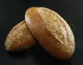 Pan r�stico, dorado y con una miga h�meda.