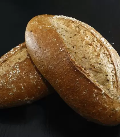 Pan r�stico, dorado y con una miga h�meda.