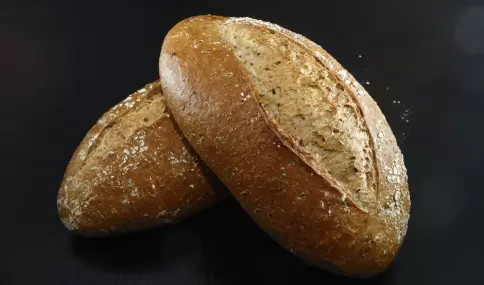 Pan r�stico, dorado y con una miga h�meda.