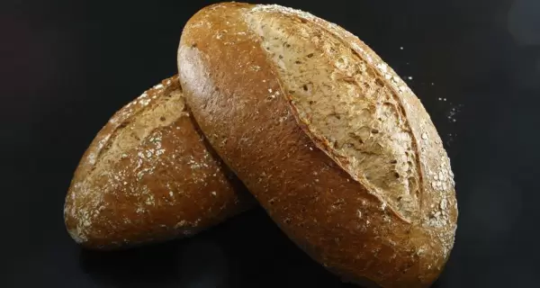 Pan r�stico, dorado y con una miga h�meda.