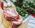 La carne se dora con calor seco, no con vapor.