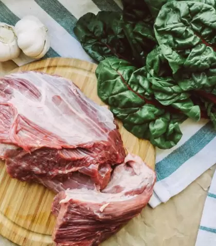 La carne se dora con calor seco, no con vapor.