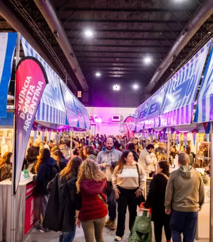 Miles de visitantes recorren los stands con productos regionales de todo el pa�s.