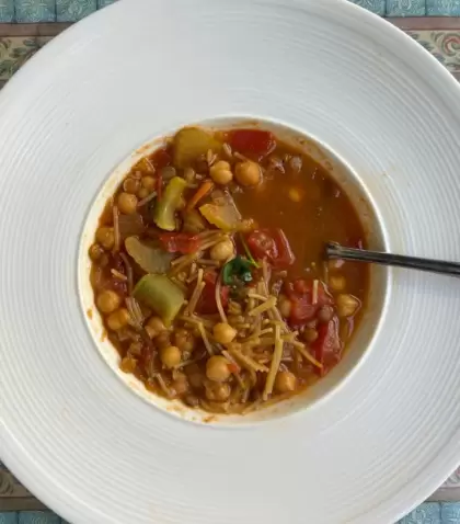 La sopa harira tiene sabor de cocina internacional y ese efecto de los platos que abrigan desde la primera cucharada.