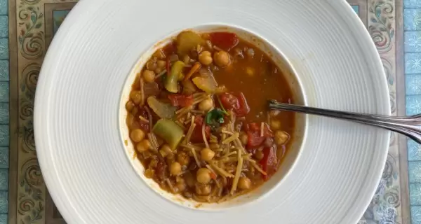 La sopa harira tiene sabor de cocina internacional y ese efecto de los platos que abrigan desde la primera cucharada.